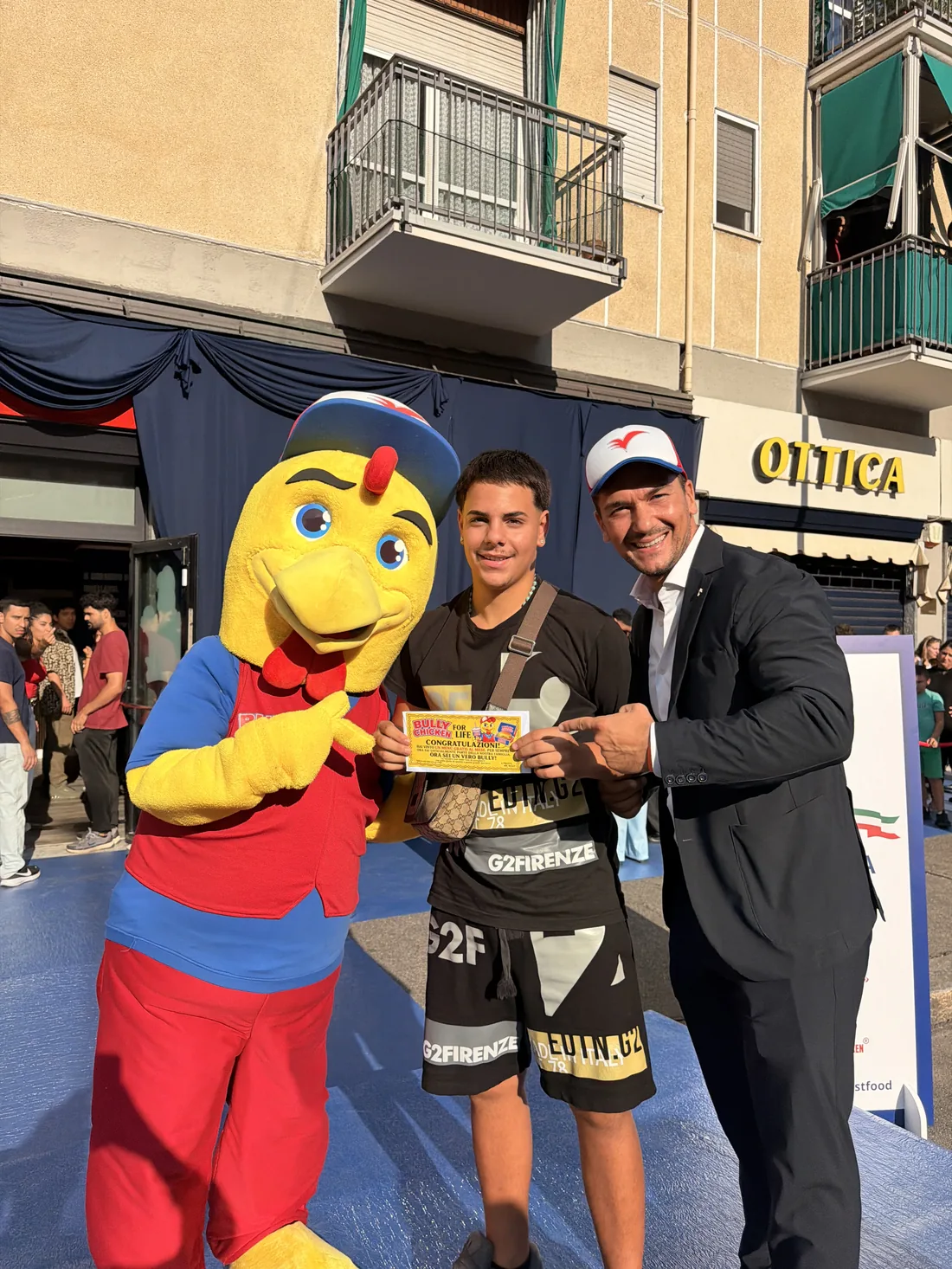 Un vincitore del Biglietto d'Oro con la mascotte e il presentatore