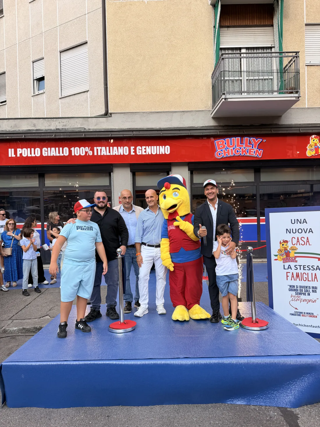Foto di gruppo sul palco dell'inaugurazione con la mascotte Bully Chicken