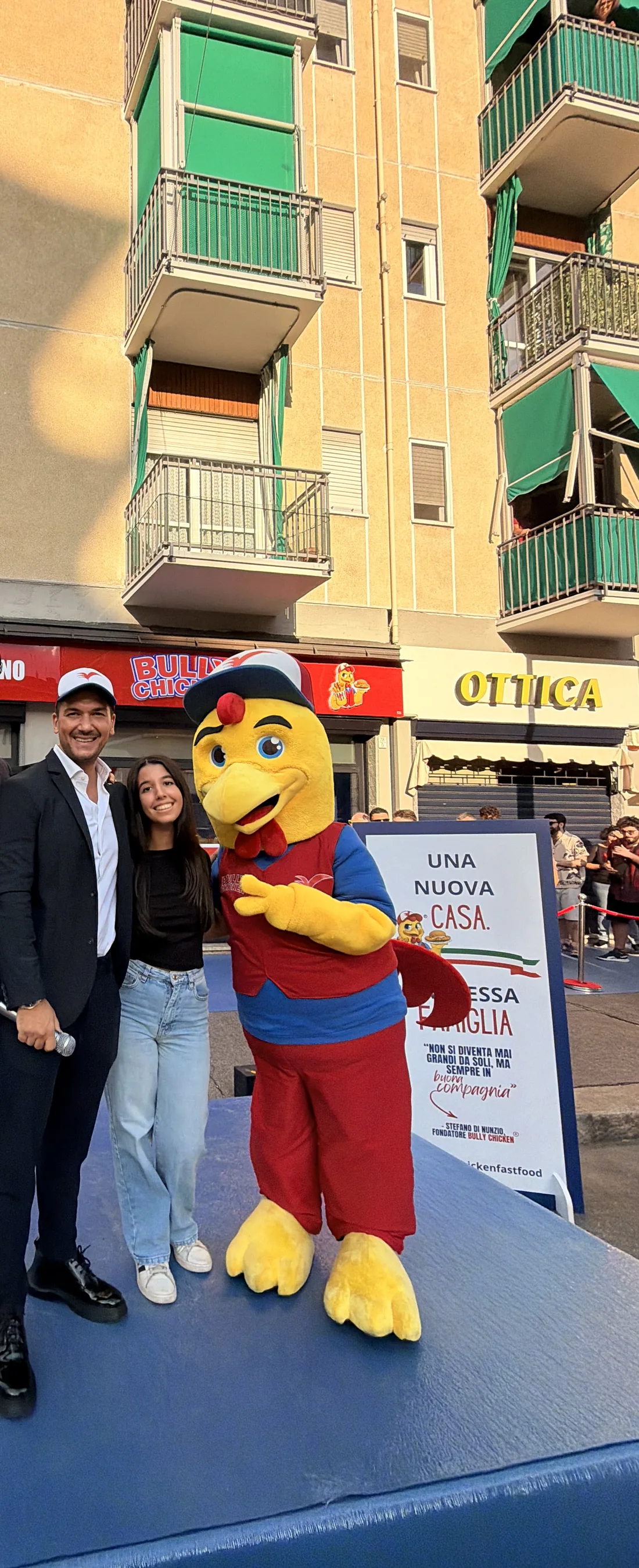 Il presentatore e una ragazza con la mascotte Bully Chicken sul palco