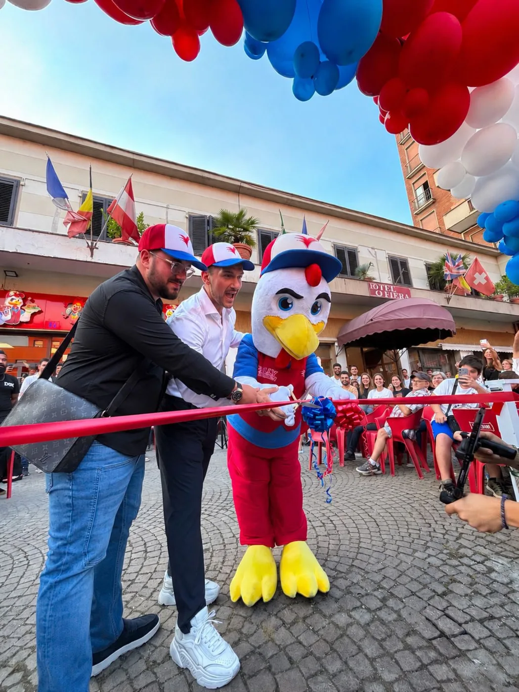 Inaugurazione Bully Chicken — taglio del nastro