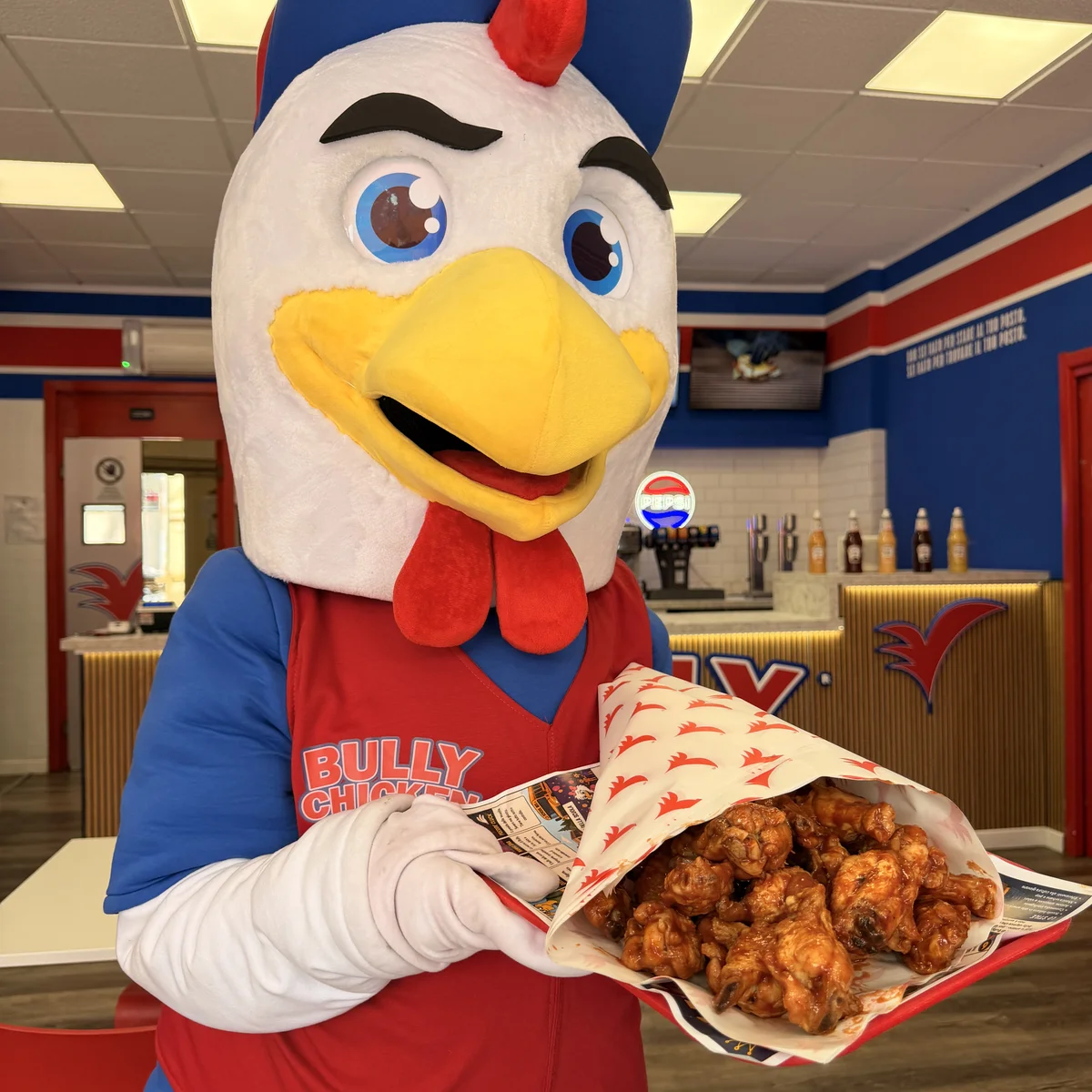 Bully Chicken mascotte con vassoio alette